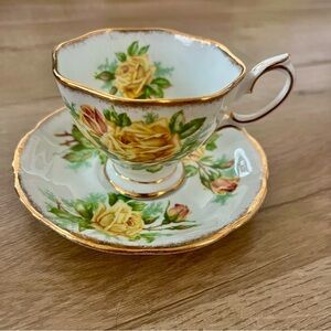 Royal Albert Yellow Tea Rose Teacup and Saucer Set‎ Fine Bone China Vintage